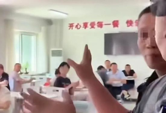 市监局上班时间“连打5个电话没人接”“岗位没人食堂人不少”,当地通报:已进入问责程序