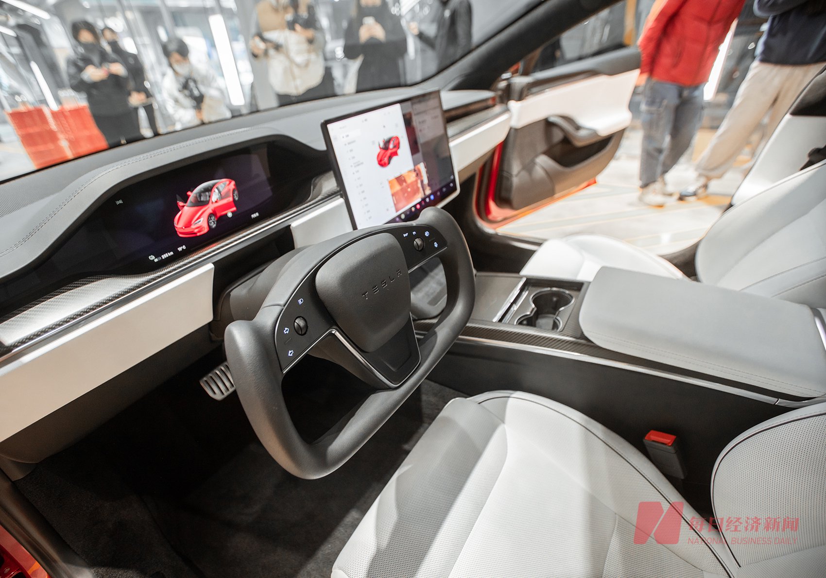 特斯拉大跌近13%!Q2净利润同比下降45%,马斯克狂“画饼”:Robotaxi10月发布,FSD有望年底入华