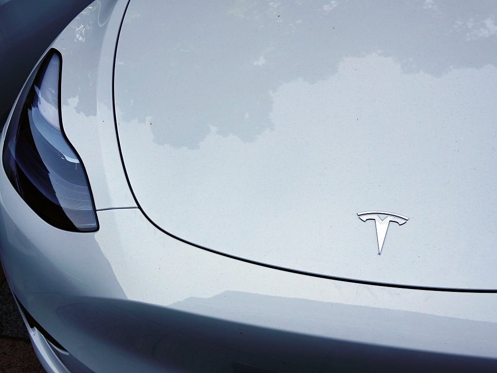 车顶装饰恐脱落!特斯拉召回超9000辆Model X